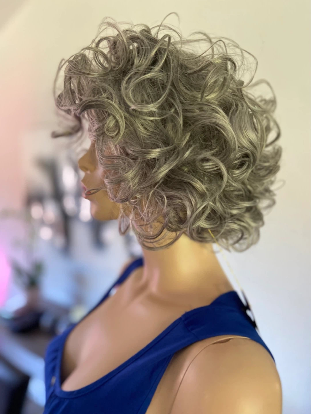 NWT: Short Voluminous Curly Silver Grey Synthetic Wig - photo 4