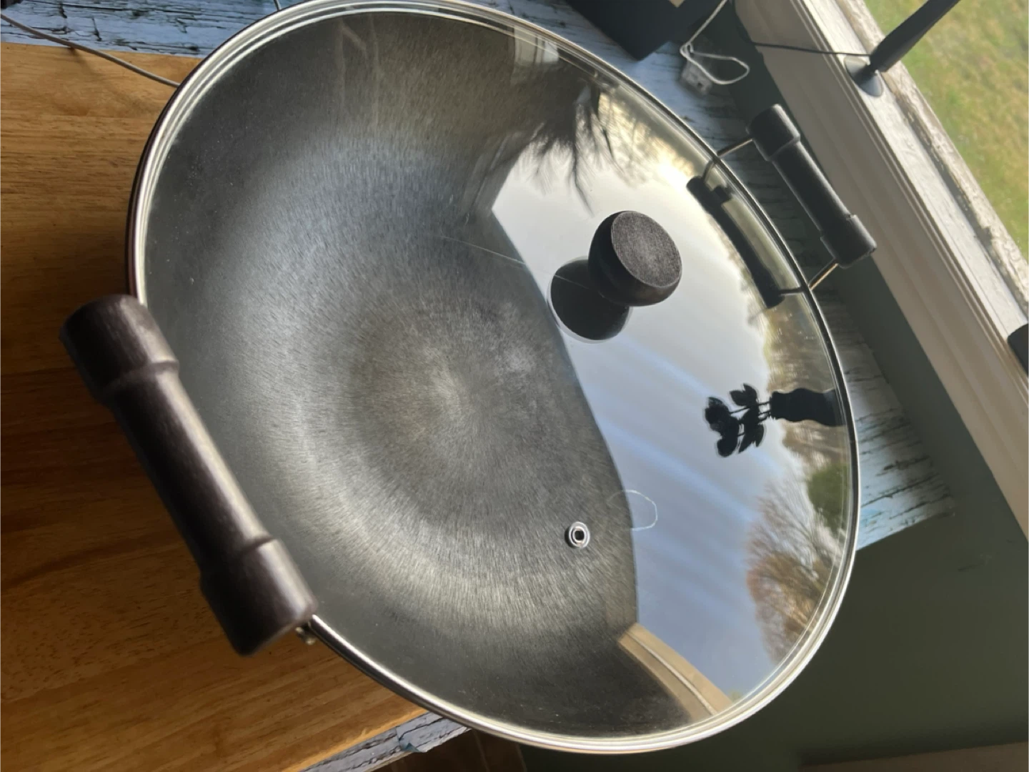 Metal Wok with Glass Lid and Wooden Handles