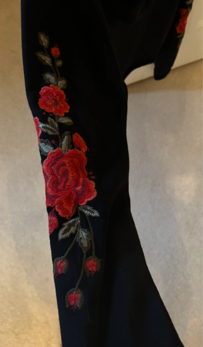 Black Rose Embroidered Crop Top Sweater - photo 4