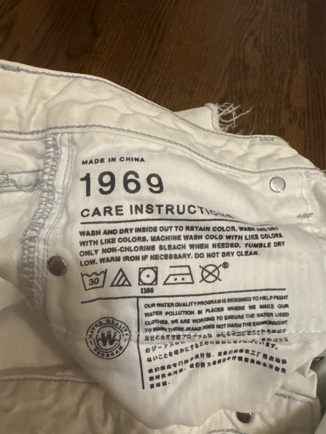 1969 Slim Cut-Off Denim Shorts Size 28 - photo 3