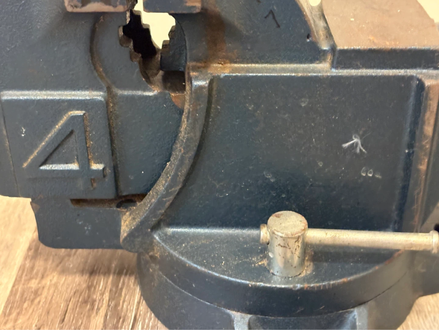 Heavy Duty Bench Vise - photo 3
