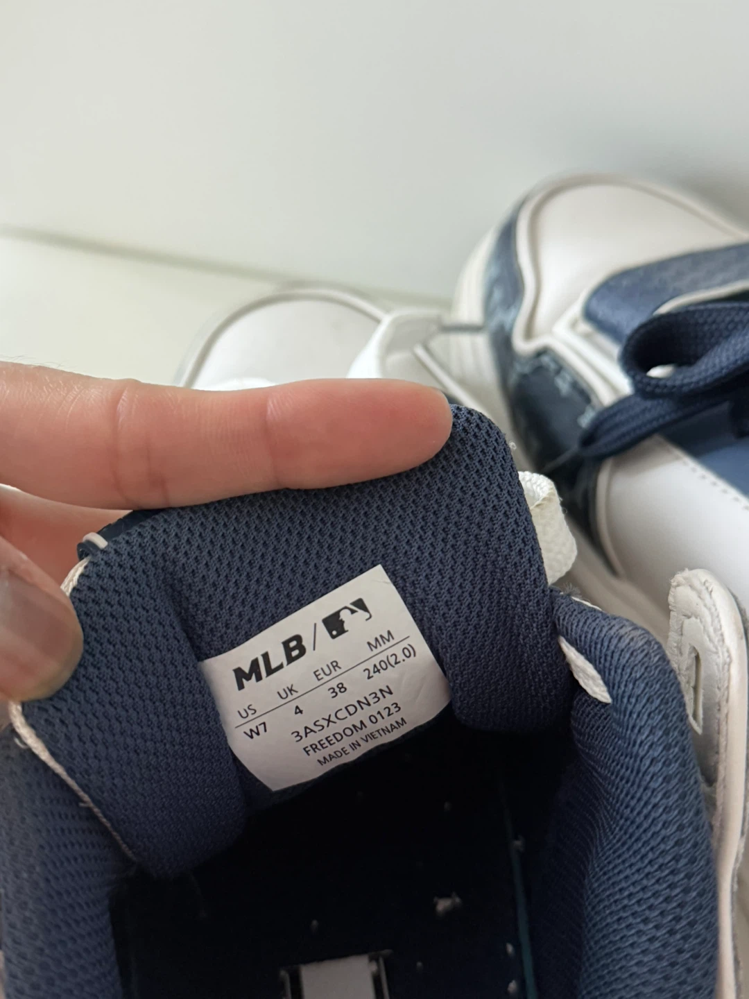 New York Yankees MLB Sneakers - Size US 7 - photo 5