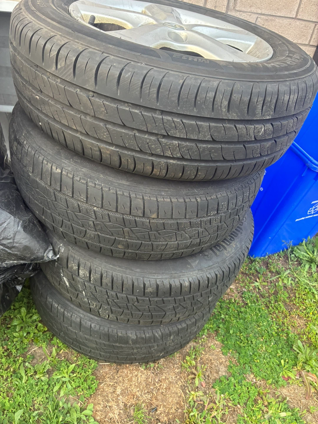 Four Continental 195/65R15 Tires with Rims - photo 3