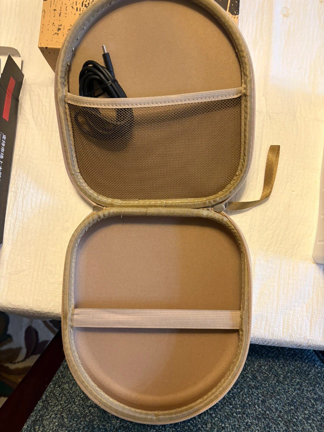 Head phones, case, charger - photo 3