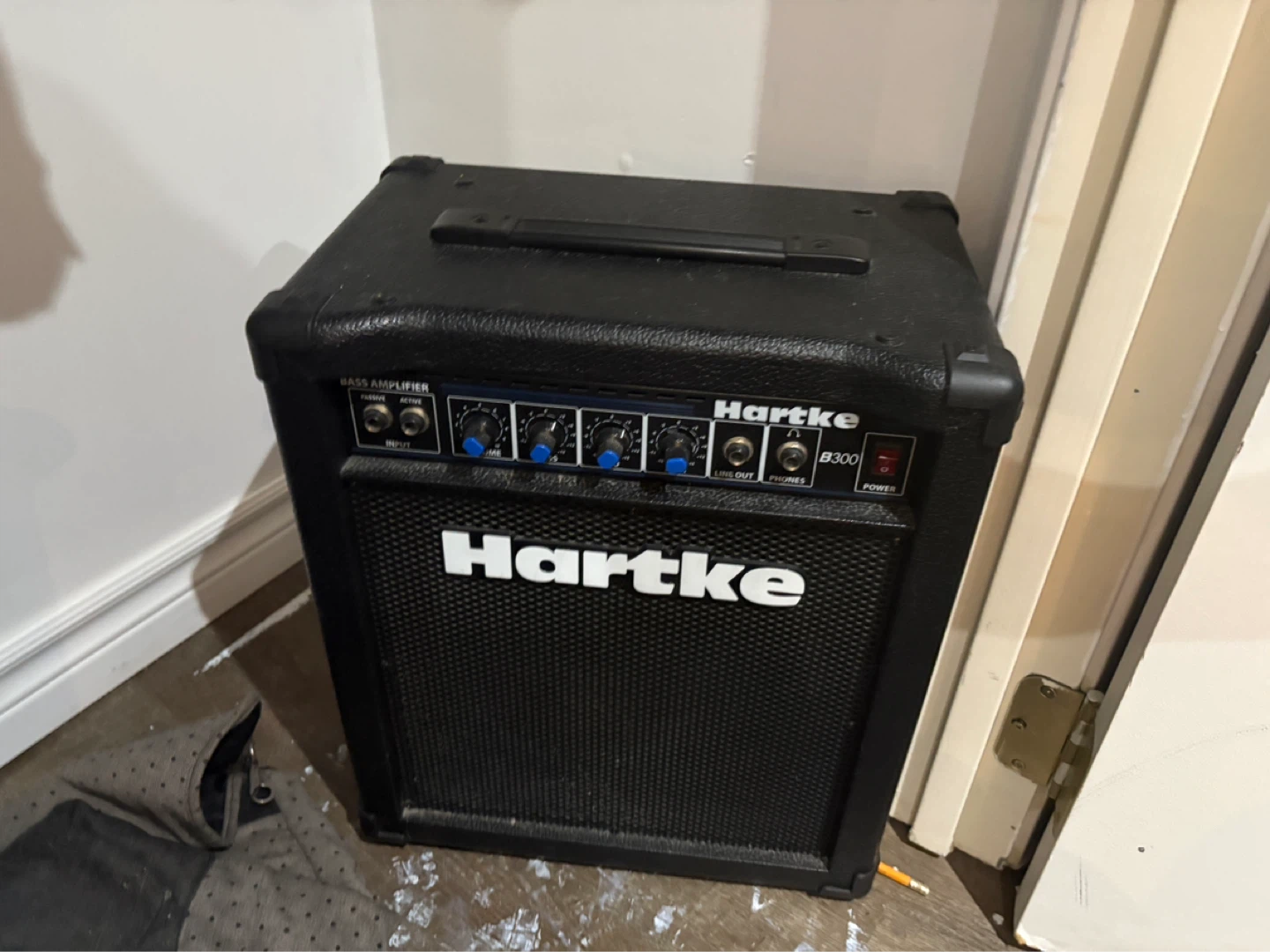 Hartke B300 Bass Amplifier - photo 4