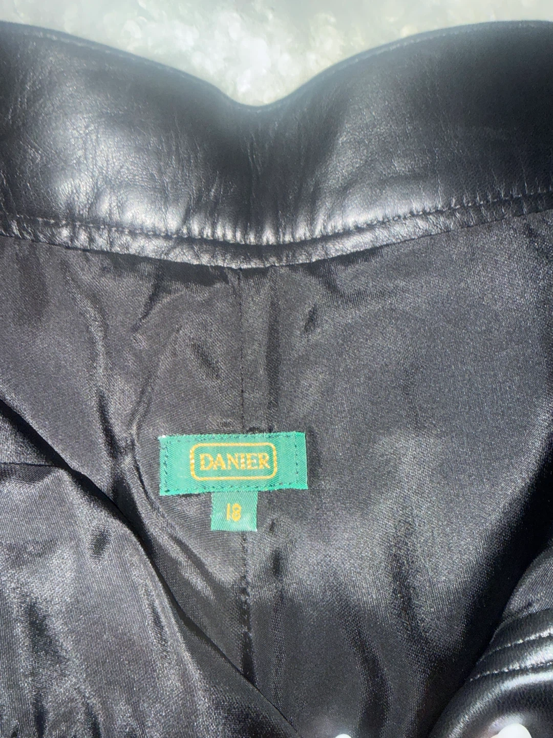 Danier Black Leather Pleated Shorts Size 18 - photo 2