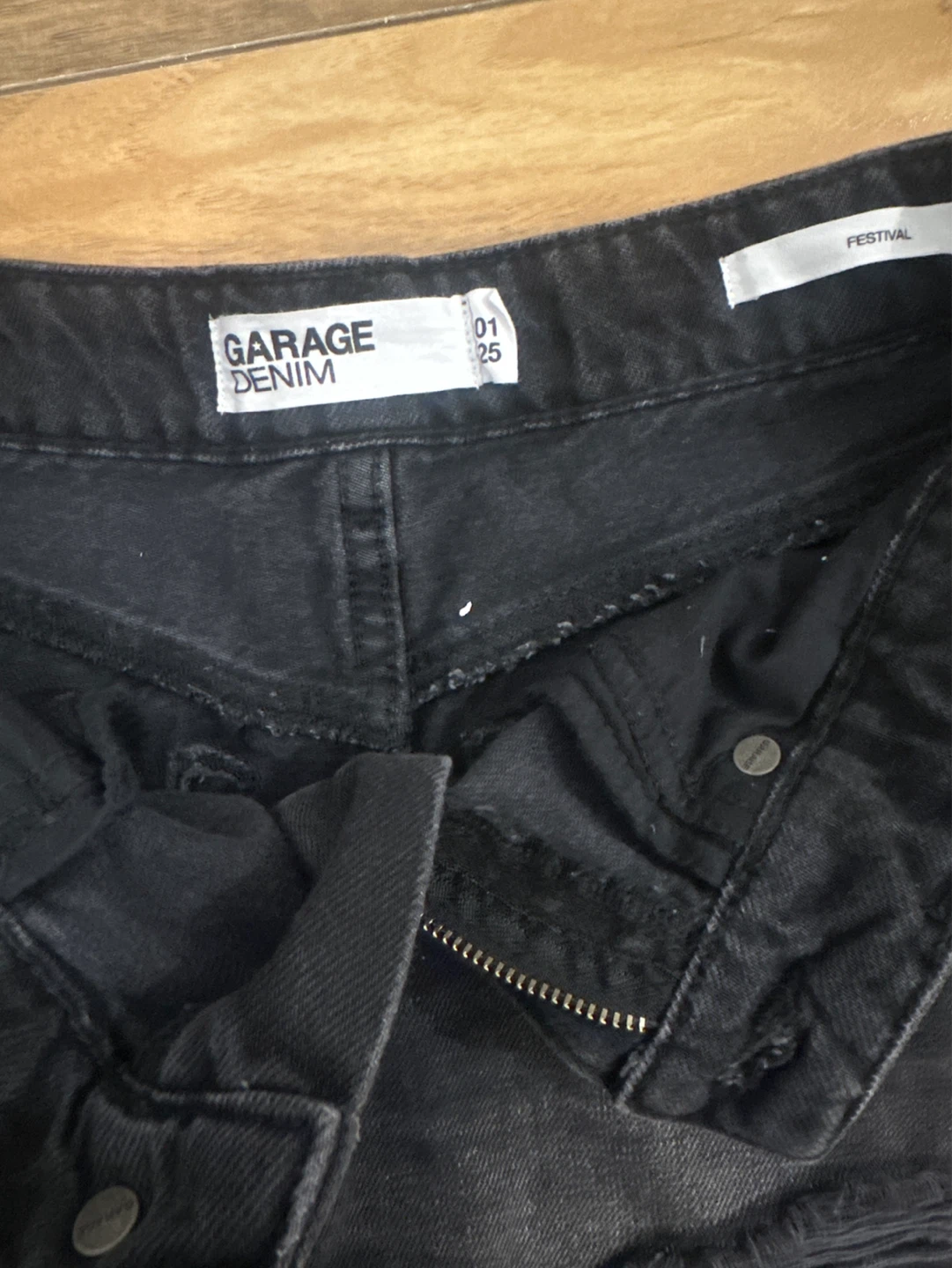 selling my garage festival black Jean shorts - photo 2