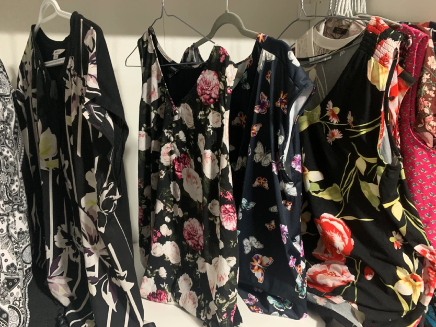 23 pcs of Assorted Women's Tops and Dresses - photo 2