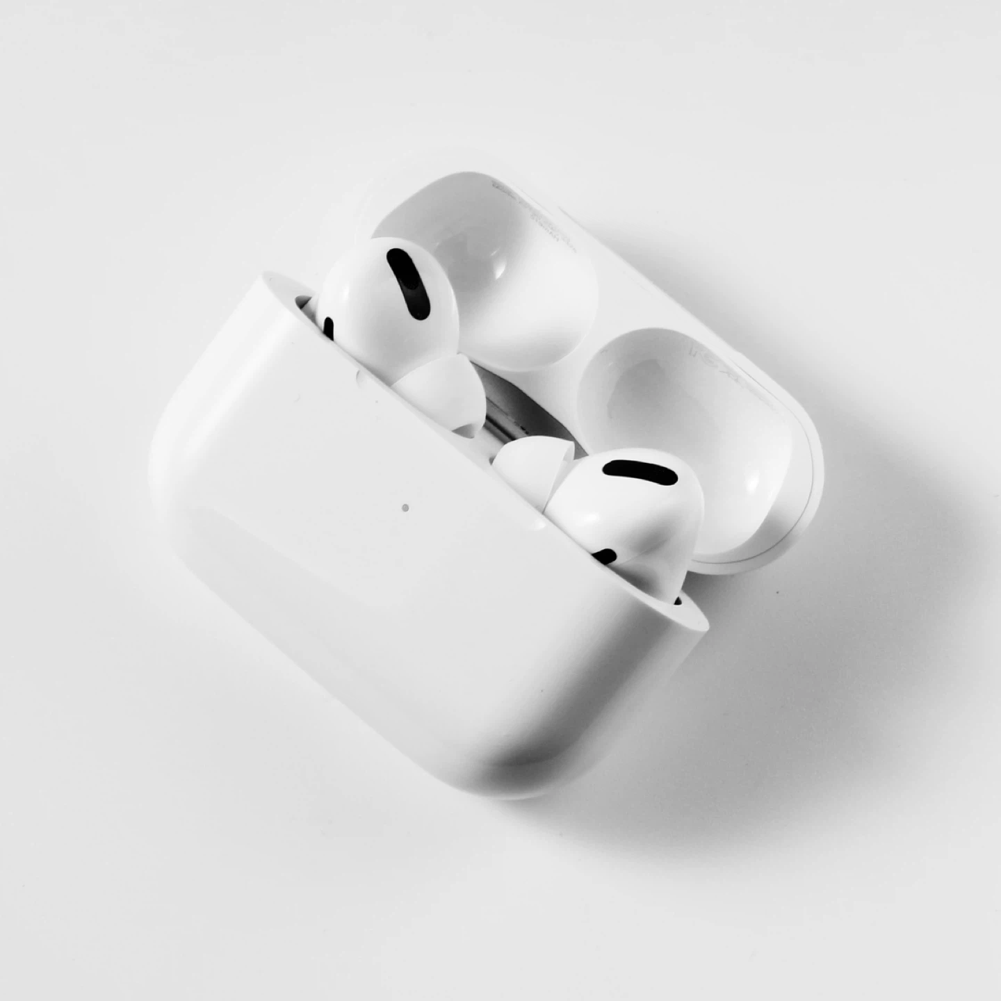 Apple AirPods Pro with Wireless Charging Case - photo 2