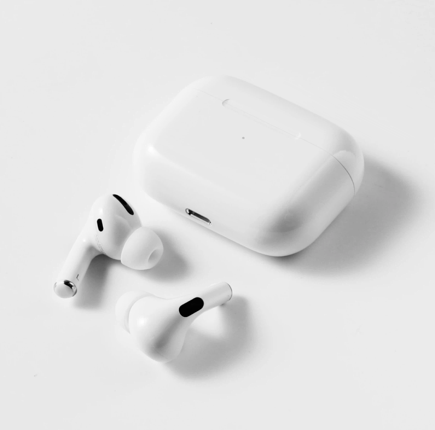 Apple AirPods Pro with Wireless Charging Case - photo 3