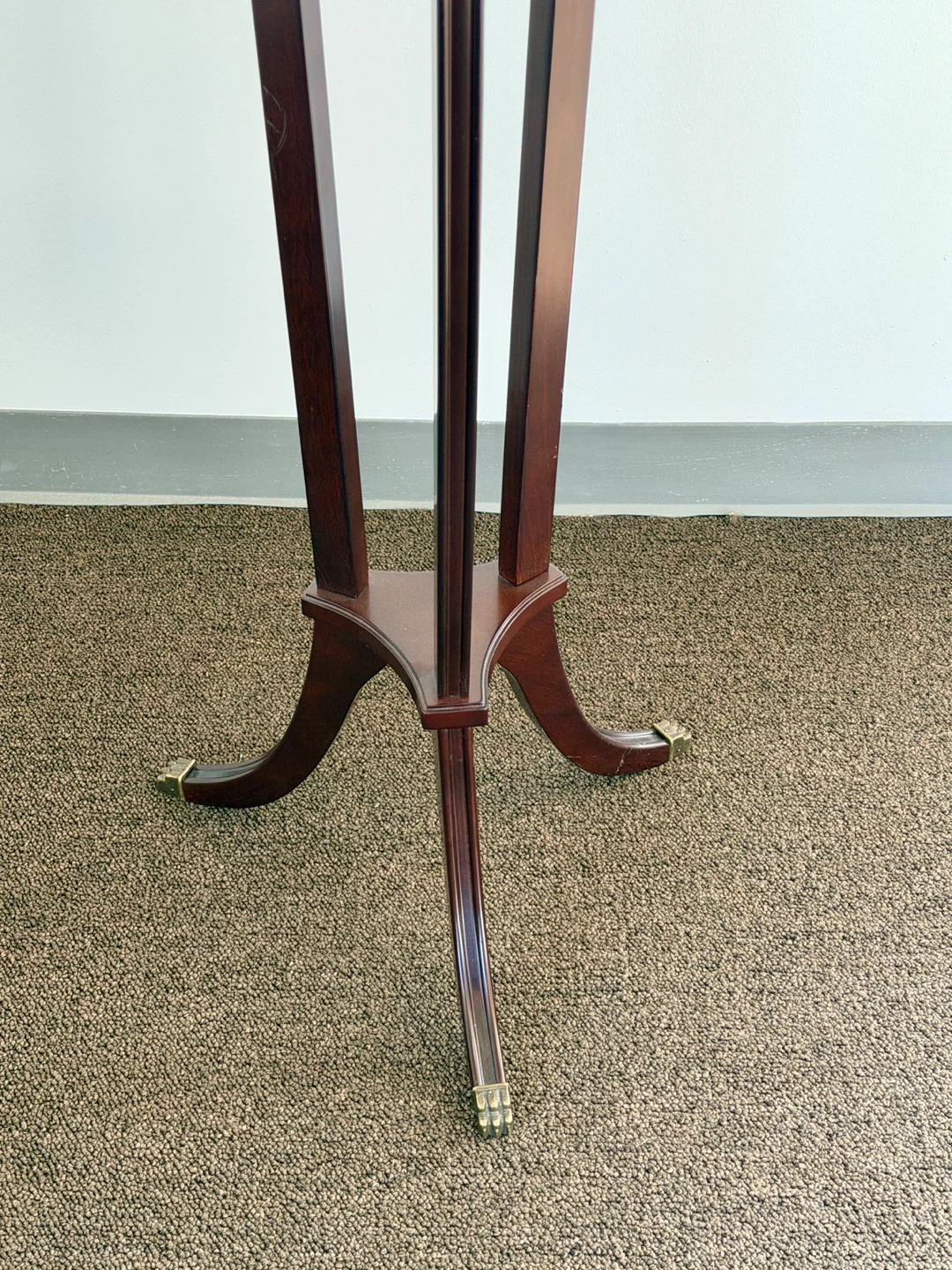 Vintage Bombay Mahogany Pedestal Stand – Brass Details - photo 3