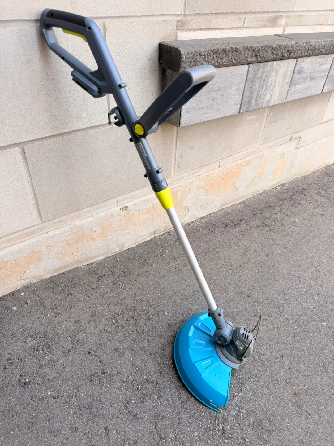 Yardworks 20V Telescopic Cordless String Grass Trimmer (12-inch)