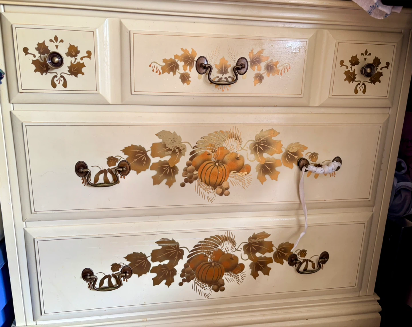 2 French Provincial designed dressers - photo 3