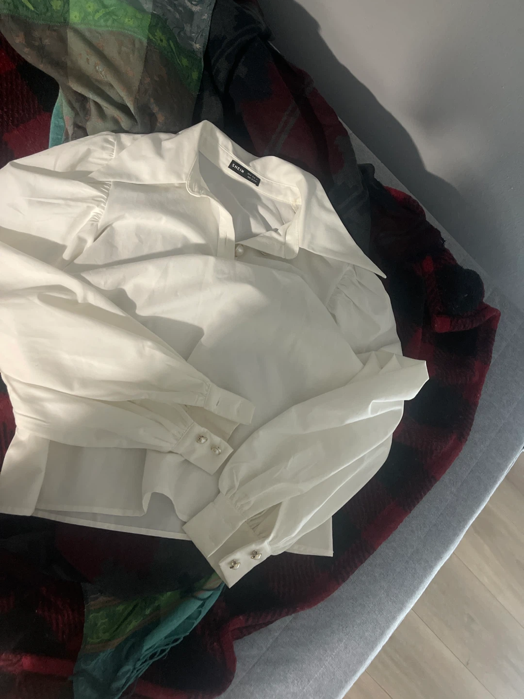 SHEIN White Cropped Blouse with Pearl Buttons - photo 2