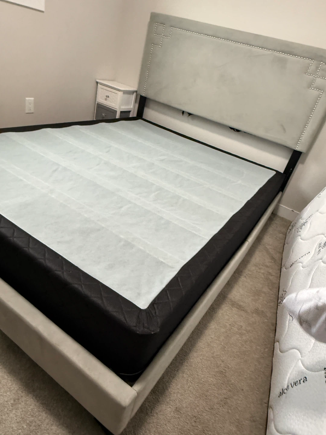 Grey Velvet queen bed and free spring box - photo 5