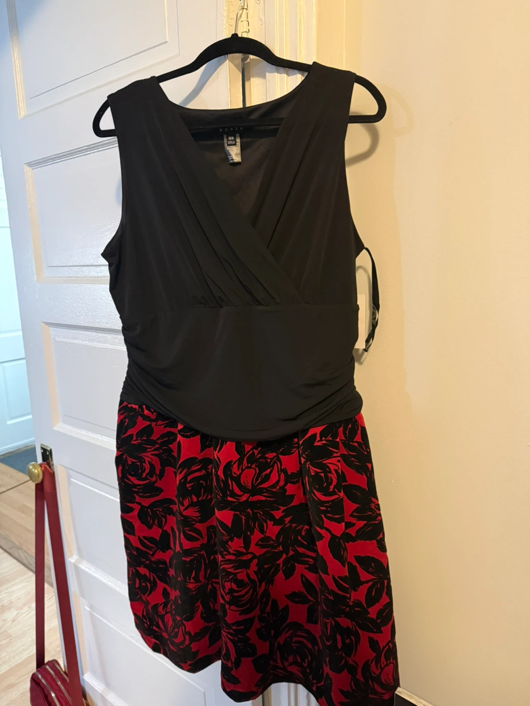 EnFocus Women 18W Black & Red Floral Sleeveless Wrap Dress