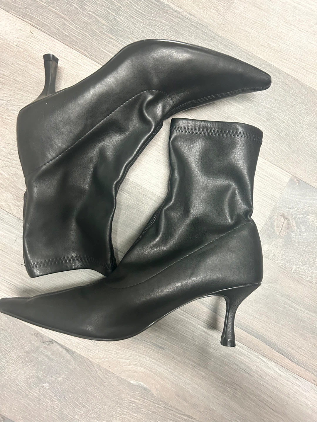 Urban Outfitters Black Pointed Toe Kitten Heel Booties - Size 6