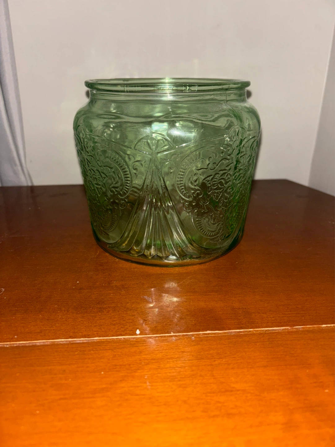 Green uranium Glass cake plate and glass candy jar no lid. - photo 4