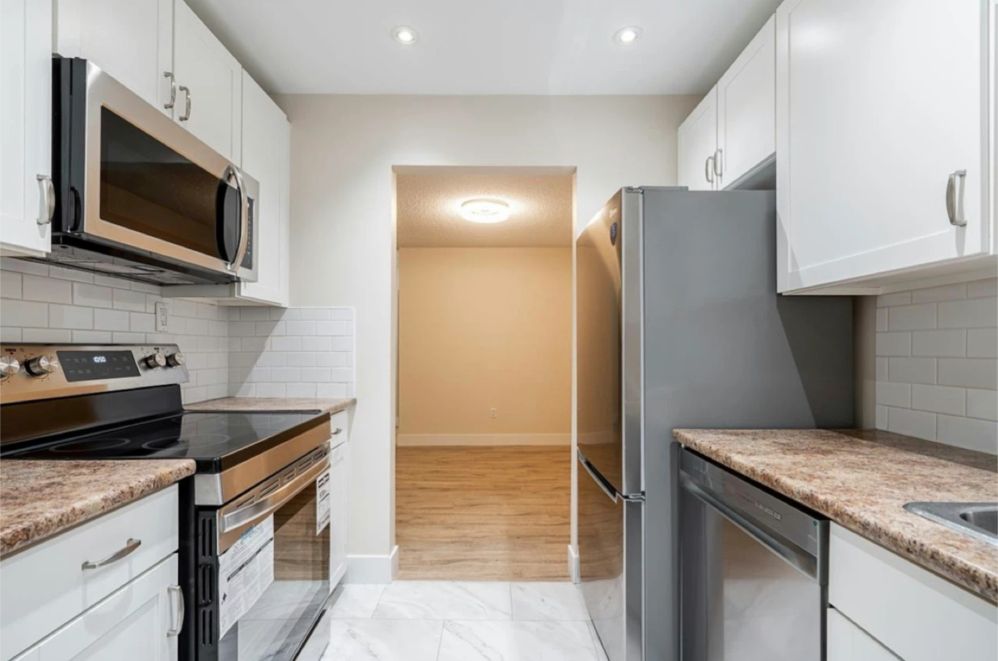 2 bedroom and 1 bathroom Apartment for Rent - photo 3