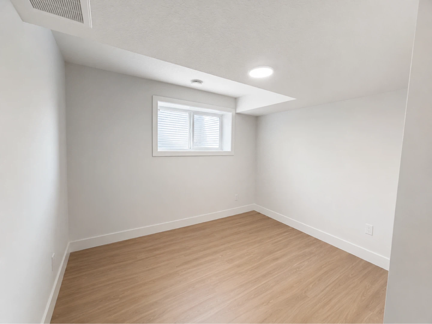 1 Bed 1 Bath Brand New Legal Basement - photo 4