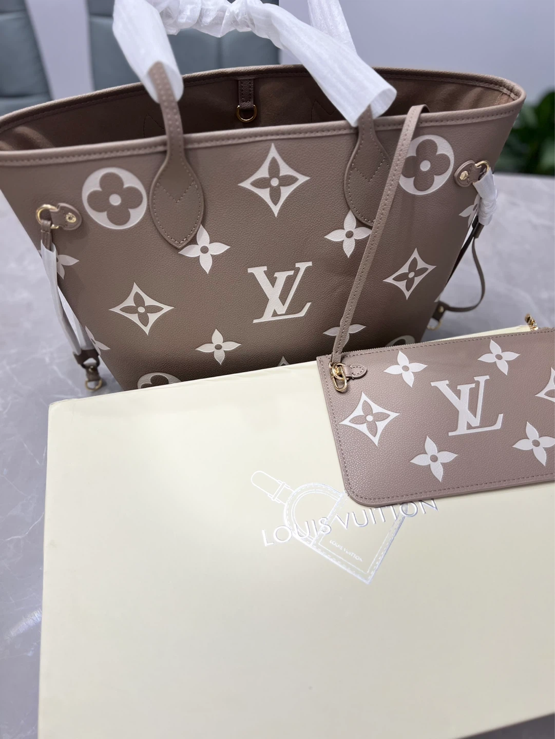 Louis Vuitton Tote Bag with Pouch - photo 3
