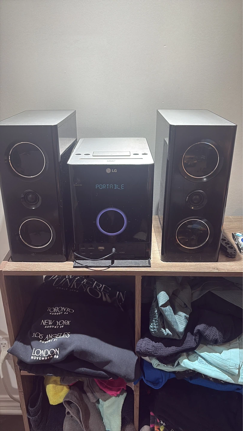 LG Portable Stereo System with Speakers