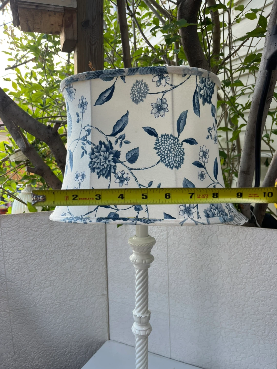 White Table Lamp with Blue Floral Shade - photo 3