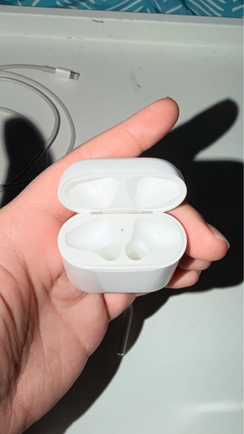 Apple AirPods 2 with Charging Case - photo 3