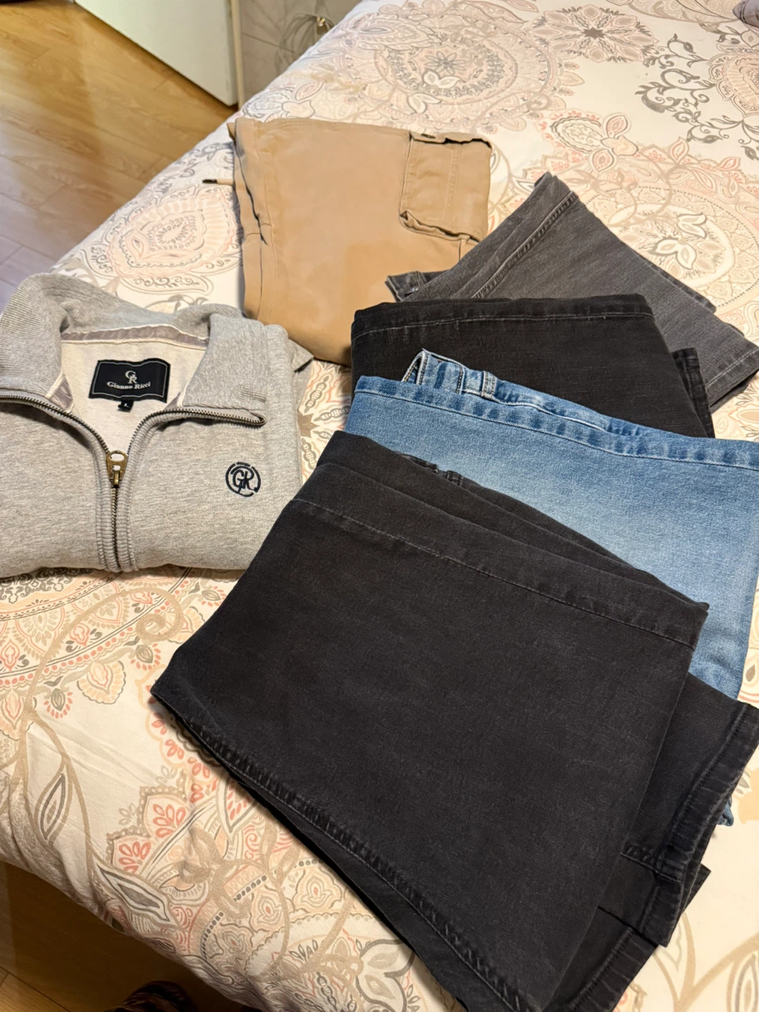 Bundle of 6 men’s various clothing items. $50 for all.