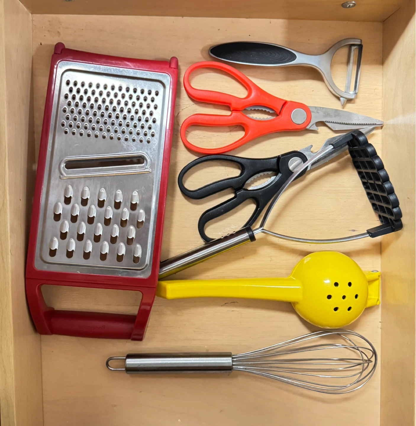 Kitchen Utensil Set: Grater, Scissors, Peeler & Whisk