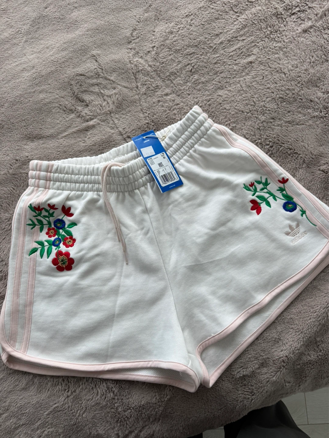 Adidas Floral Embroidered Shorts – NEW with Tags – Size S - photo 4