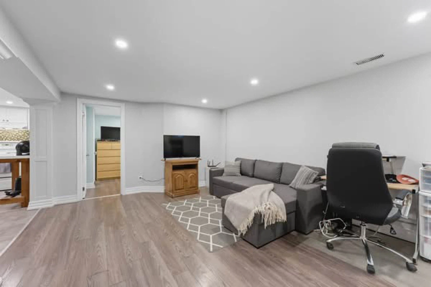 Burlington basement apartment - photo 2