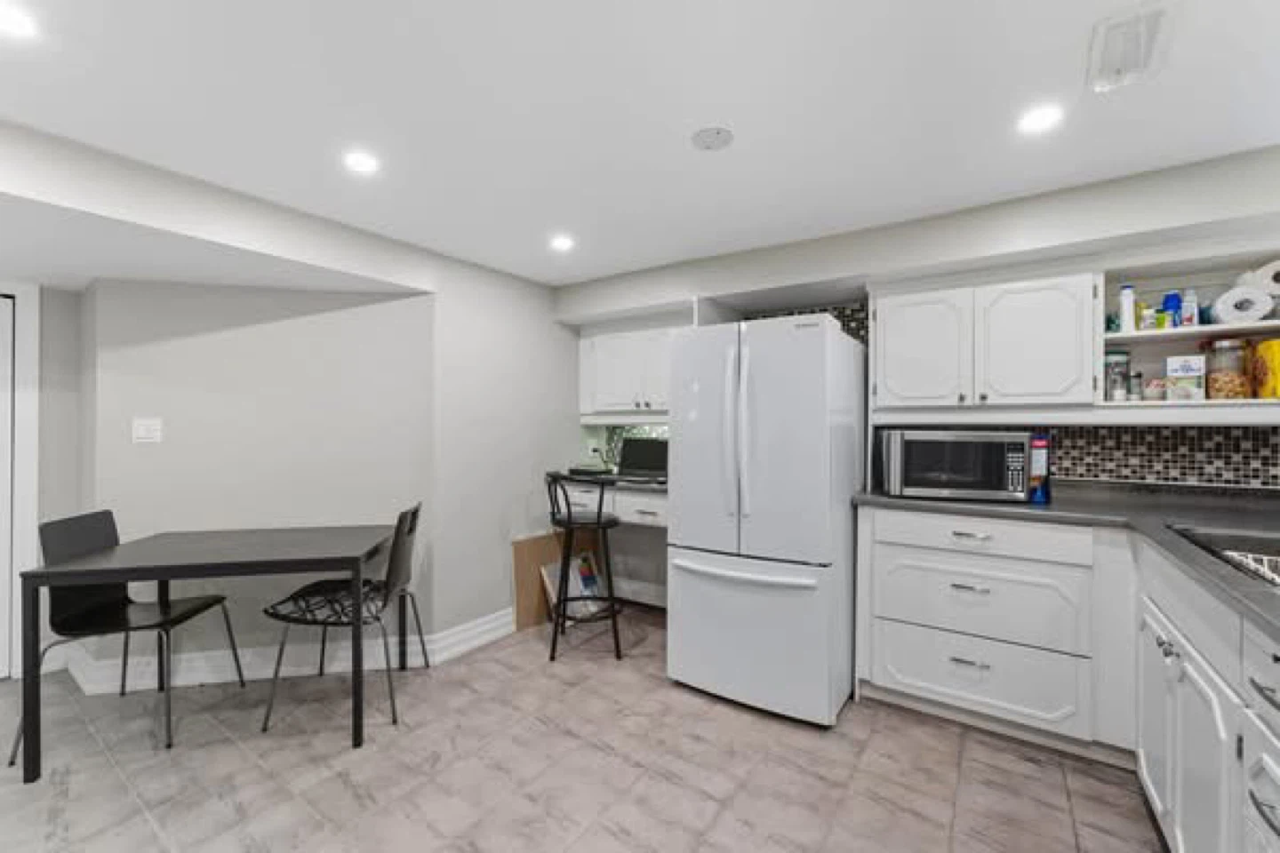 Burlington basement apartment - photo 5