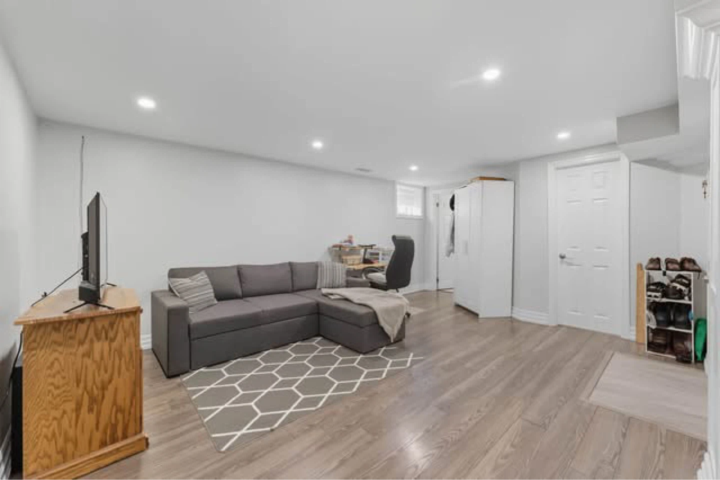 Burlington basement apartment - photo 4