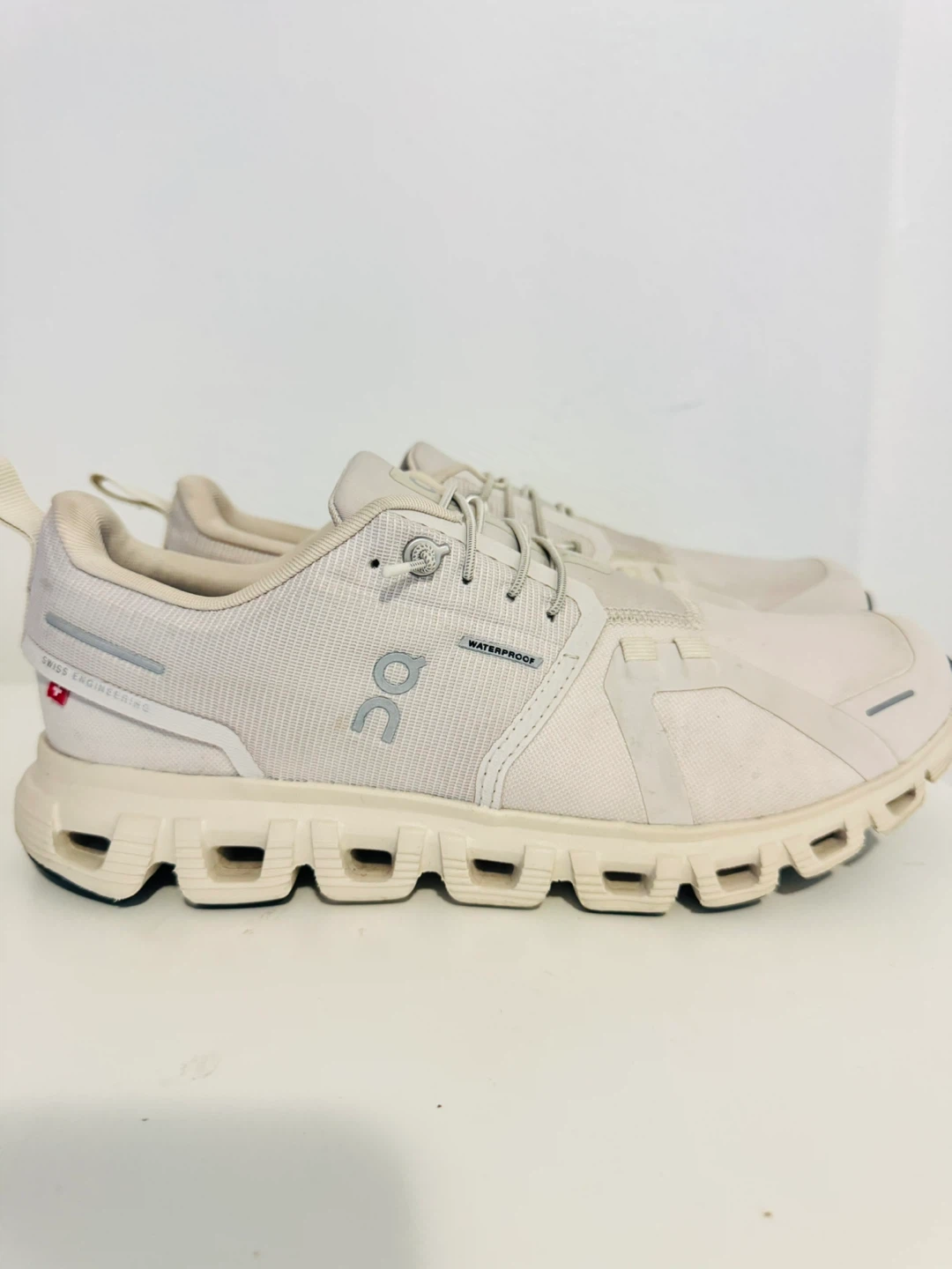 ON womens Cloud 6 Waterproof ‘Pearl Cream’ 8.5US womens