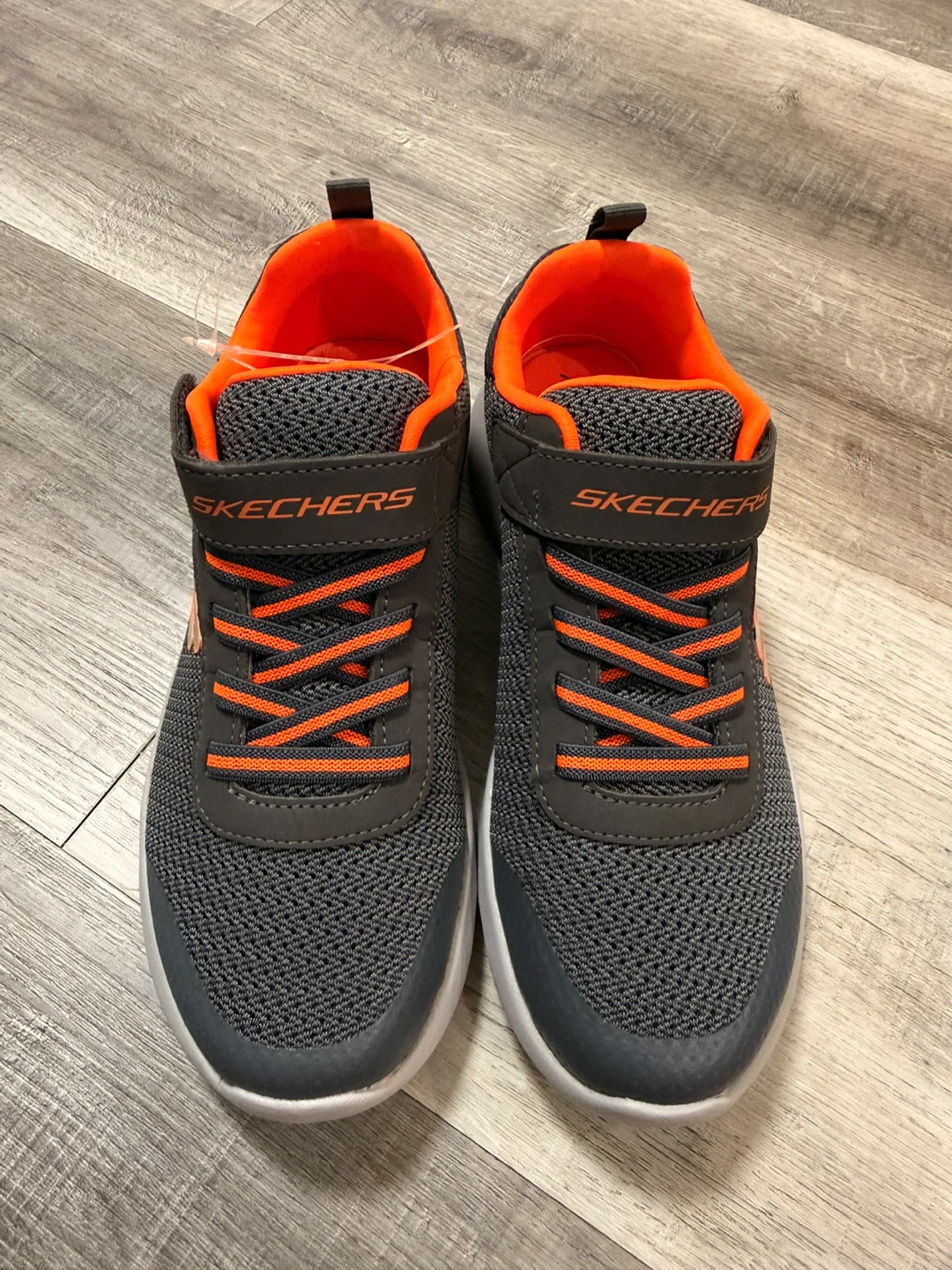 Brand new) Skechers Boys Shoes Size 4 Youth
