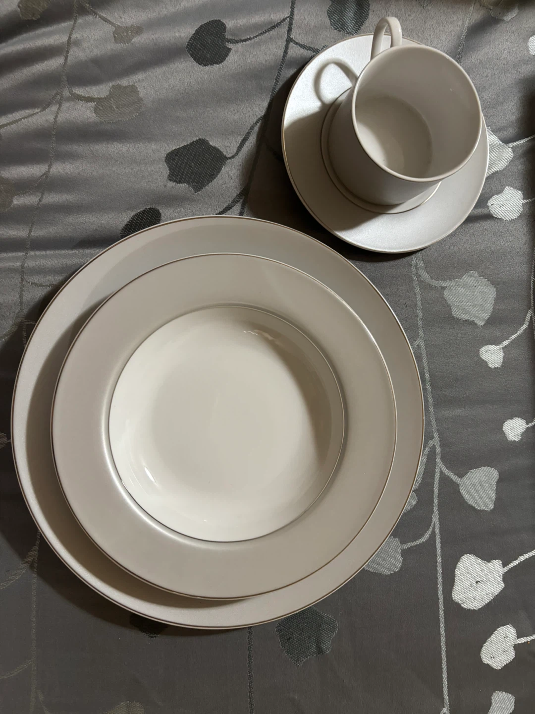 Mantles Silver Bead 20-Piece Porcelain Dinnerware Set