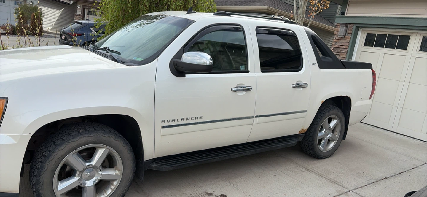White Chevrolet Avalanche LTZ - photo 2