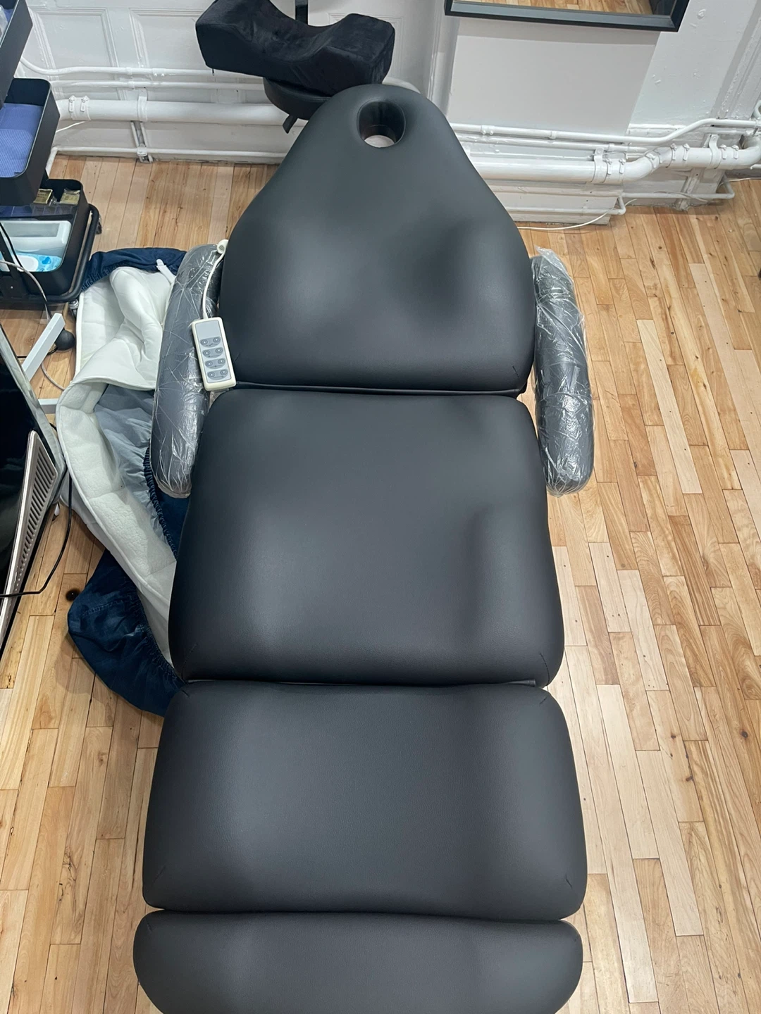 SkinAct Spa bed/chair (like new - good condition!)