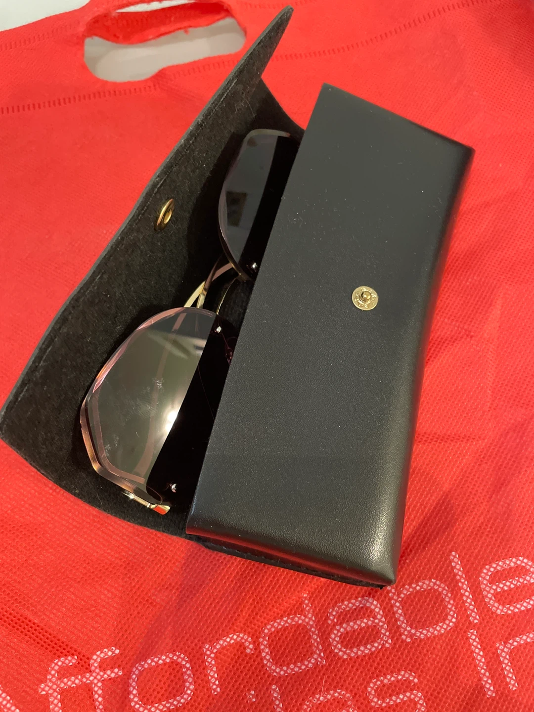 Fashion Sunglasses with Case - photo 3