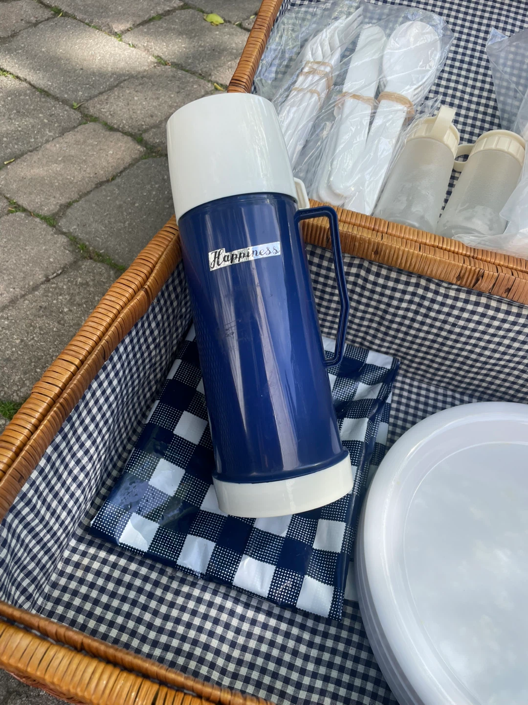 Vintage Picnic Basket Set with Thermos - photo 3