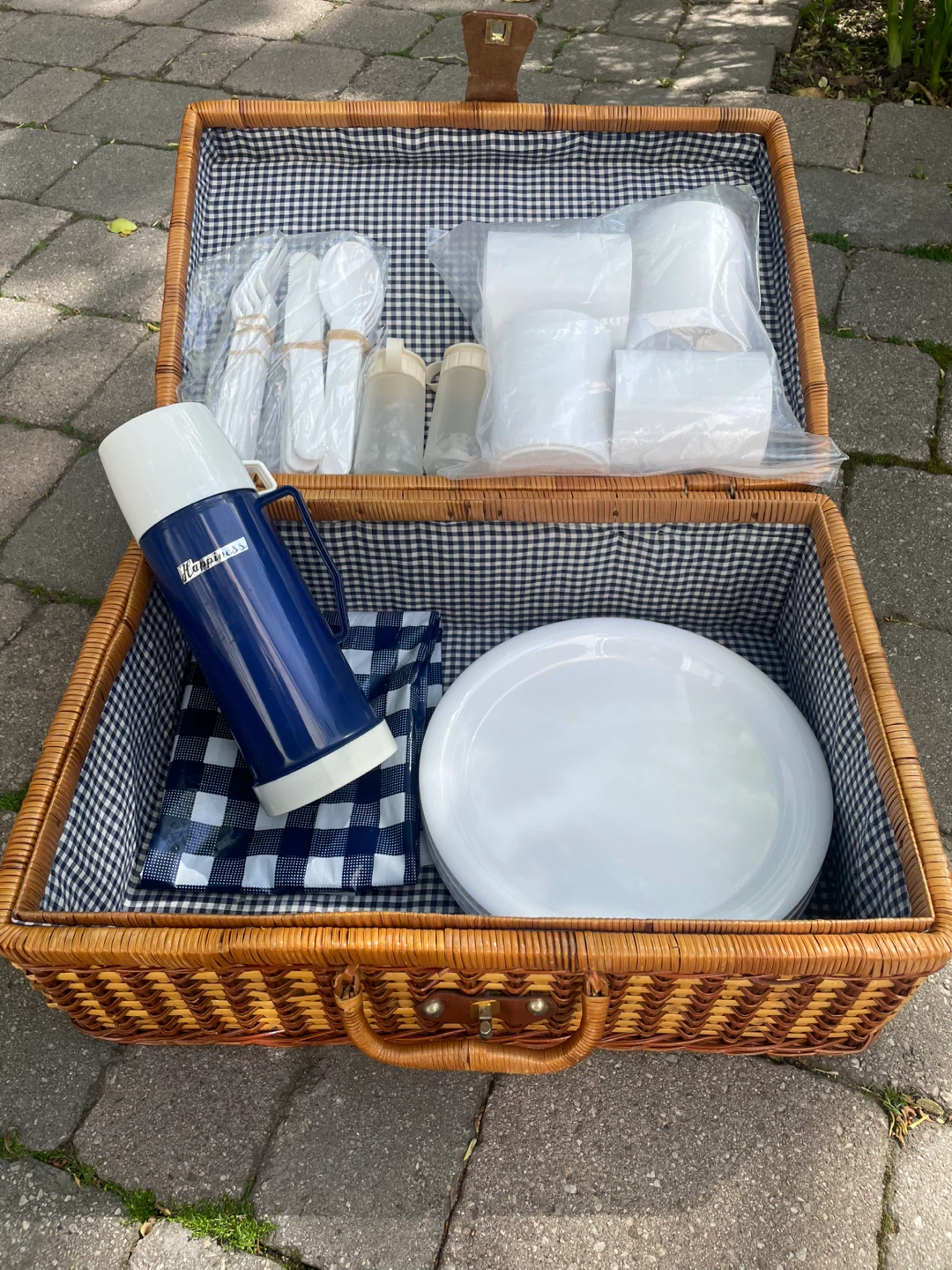 Vintage Picnic Basket Set with Thermos - photo 2