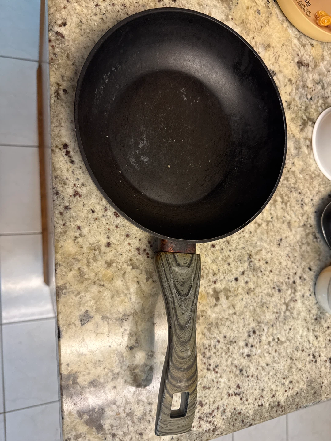 Black Frying Pan with Wood-look Handle