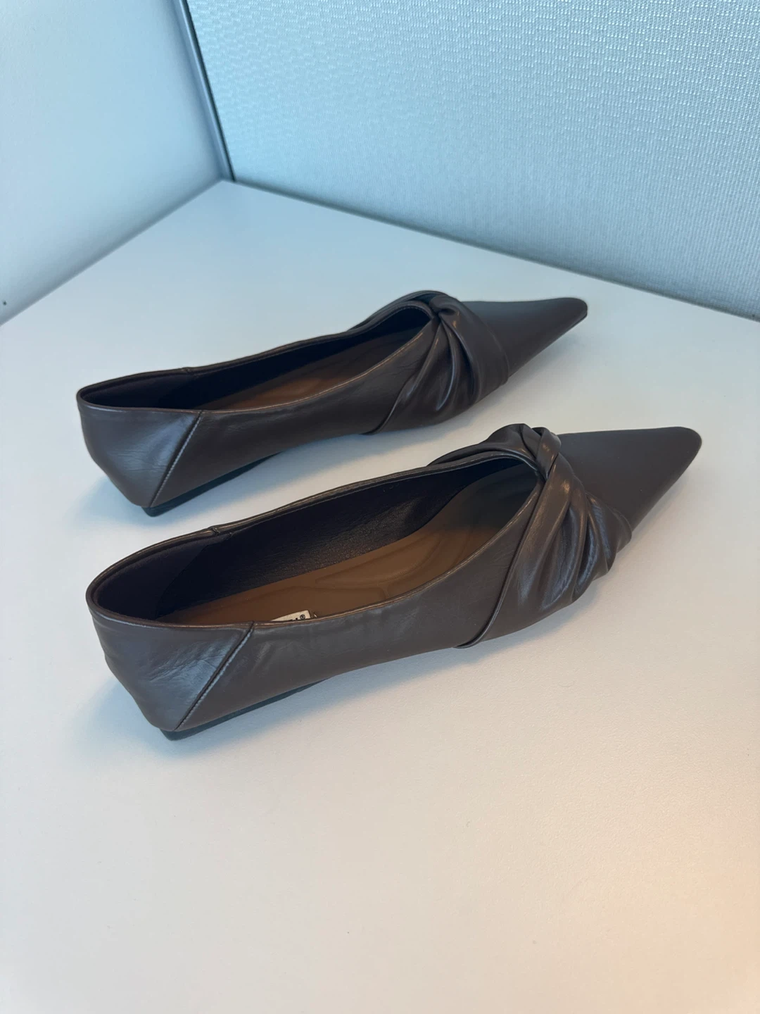 Brand New AIGUIFEI Brown Twist Front Pointed Toe Flats - photo 5