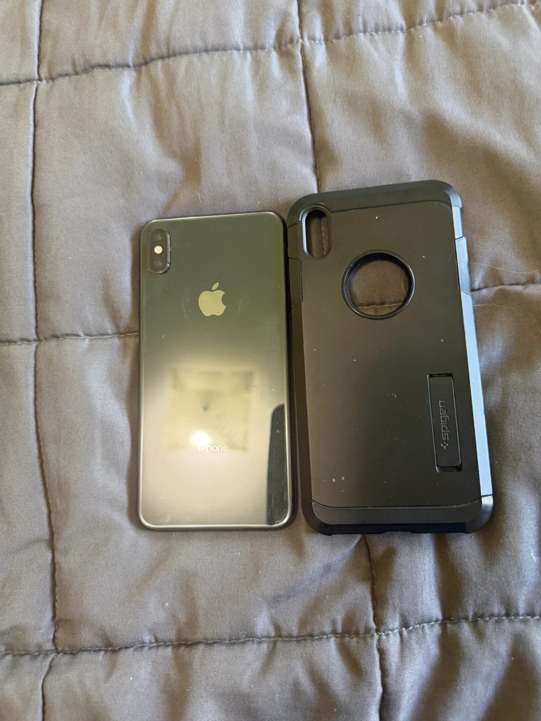 Apple iPhone XS with Spigen Case - photo 2