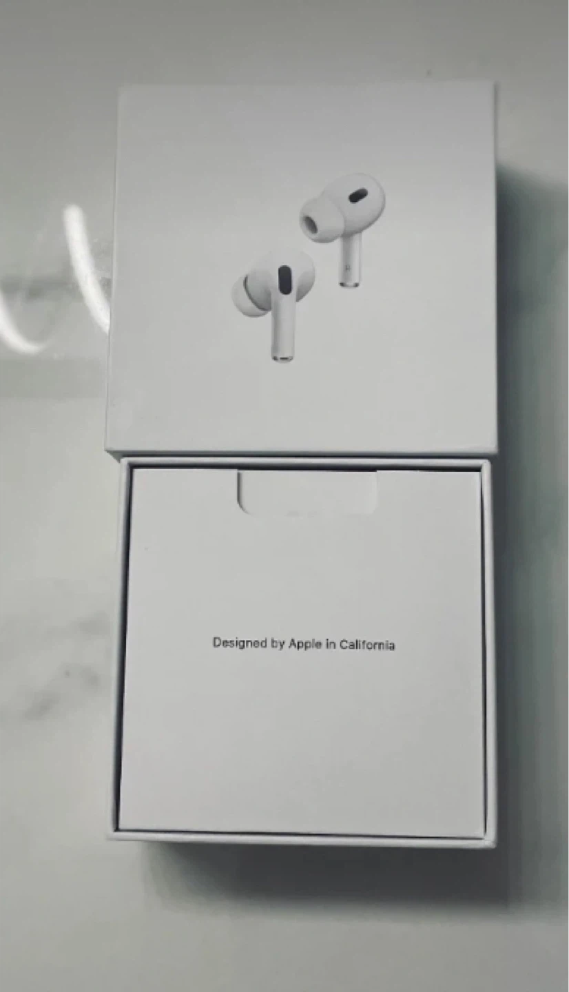 Apple AirPods Pro (2nd generation) Charging Case - photo 4