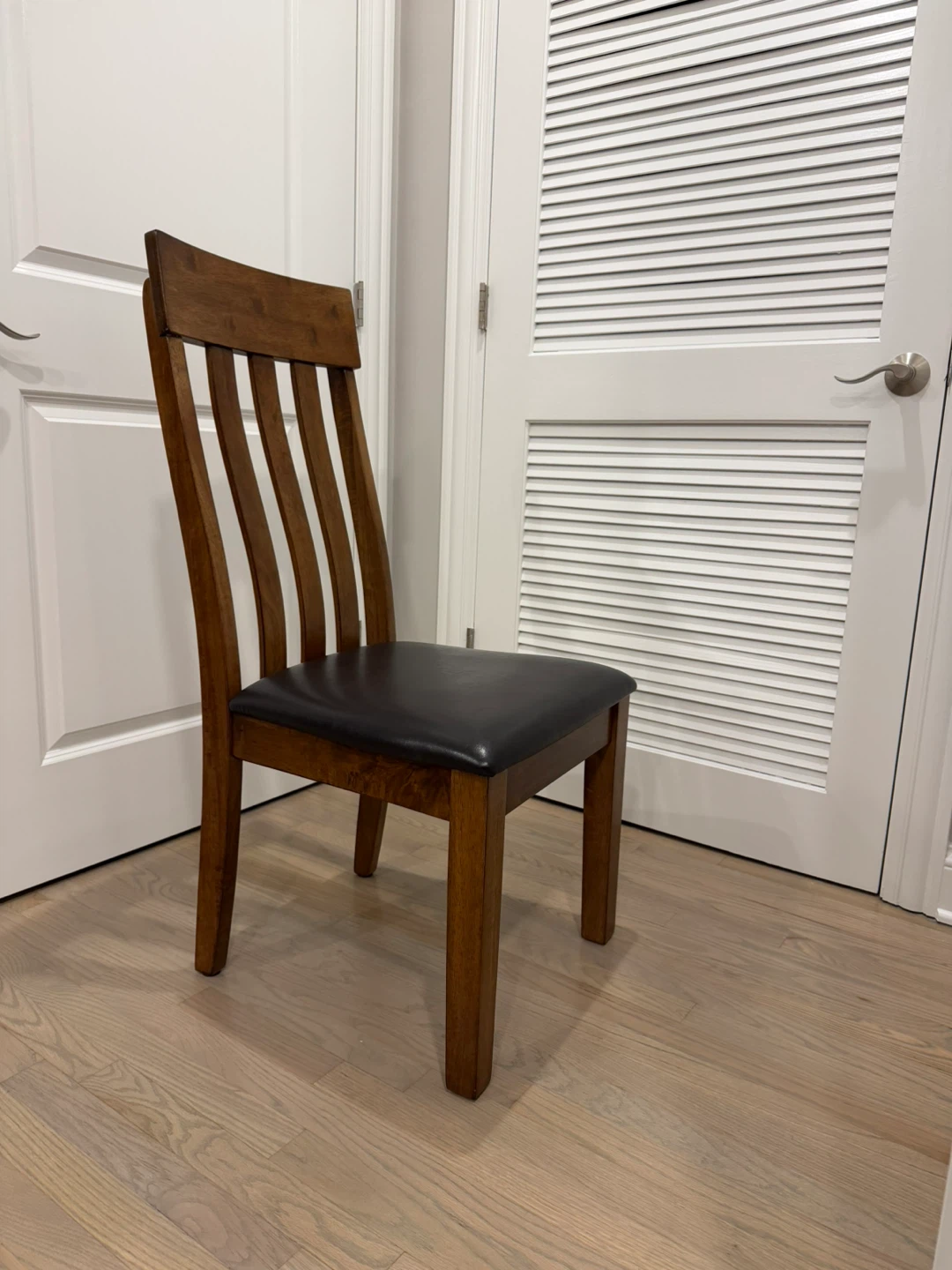 Set of Ashley furniture dining chairs (2) and counter chairs (2) - photo 4