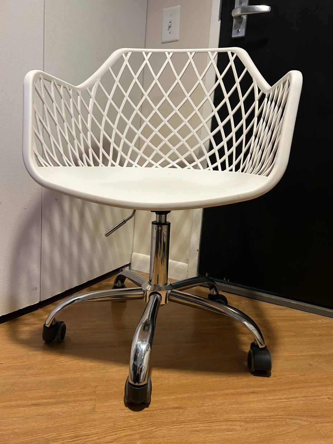 Swivel task / office chair with white lattice work design - photo 3