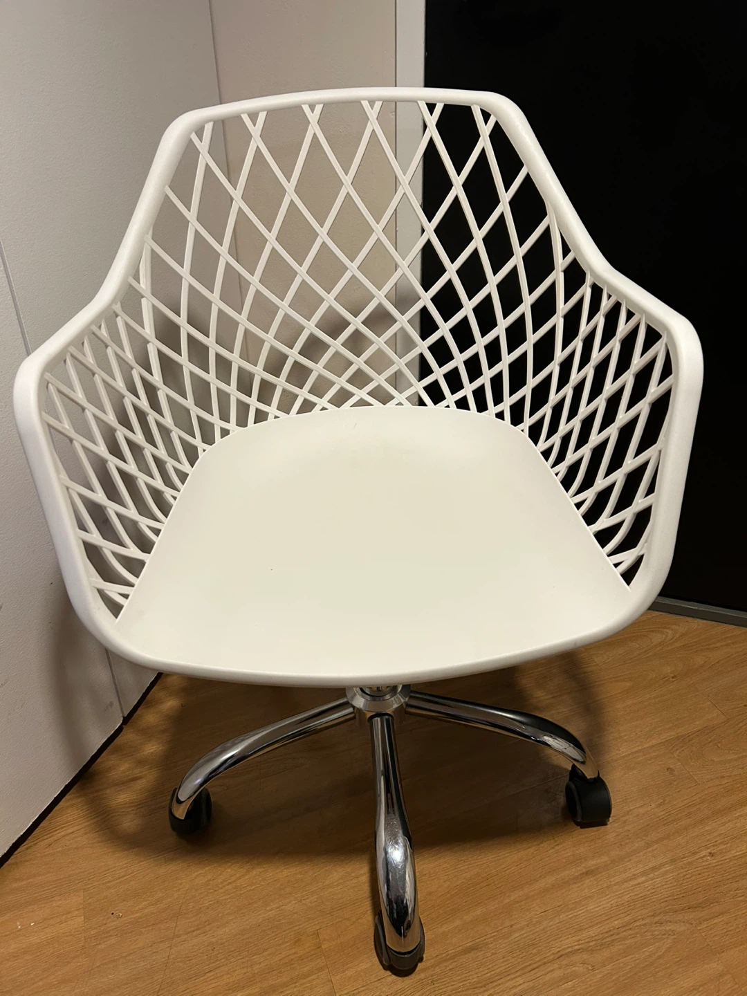Swivel task / office chair with white lattice work design