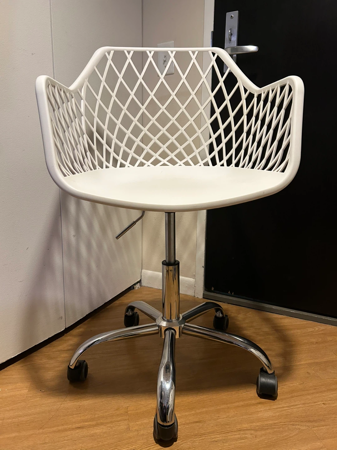 Swivel task / office chair with white lattice work design - photo 2